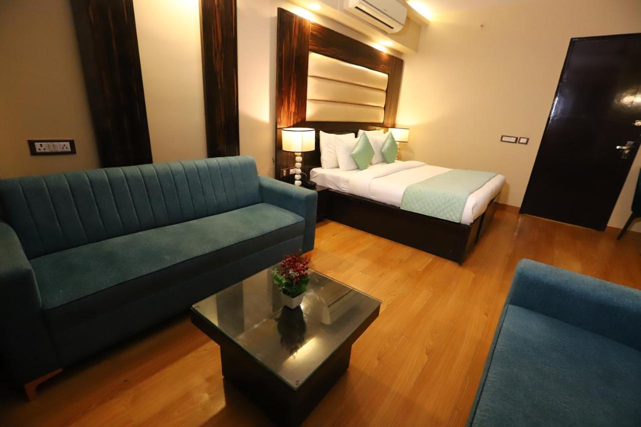 The Palm Spring A Boutique Hotel Naraina New Delhi Extérieur photo