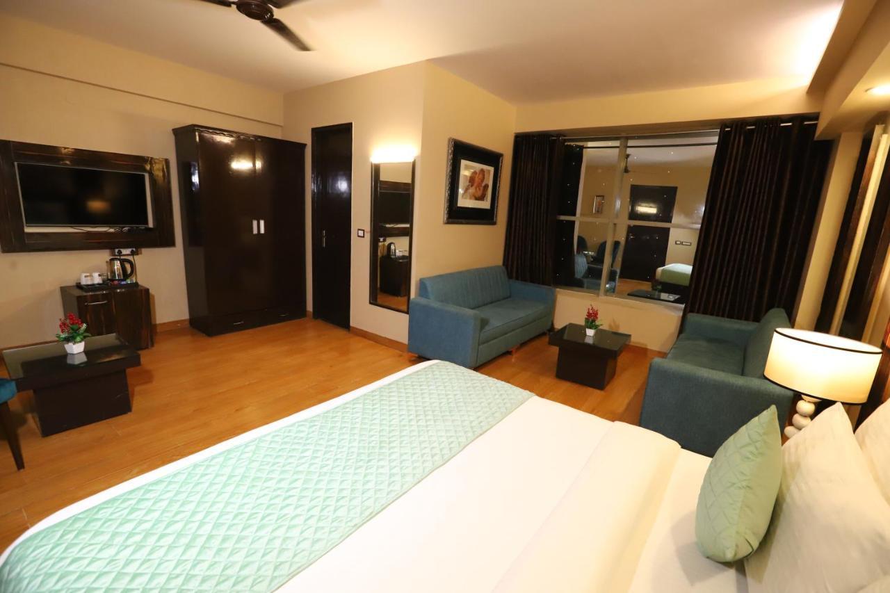 The Palm Spring A Boutique Hotel Naraina New Delhi Extérieur photo